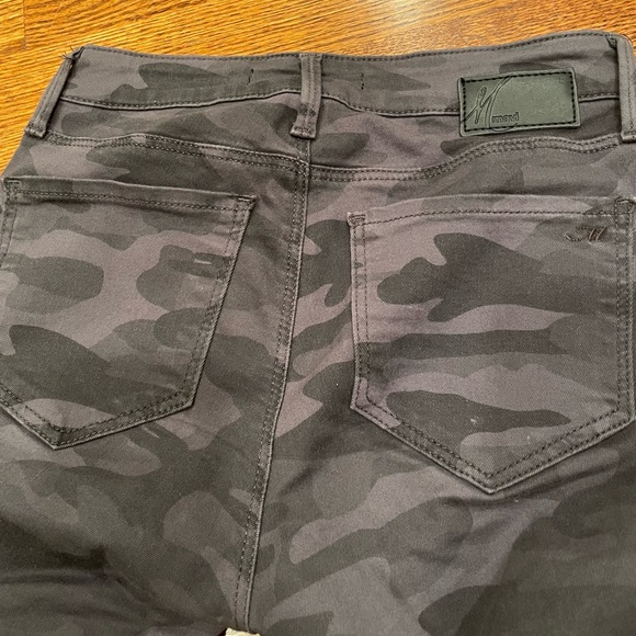 Mid rise skinny cargo gray stretchy pant. - Picture 4 of 4